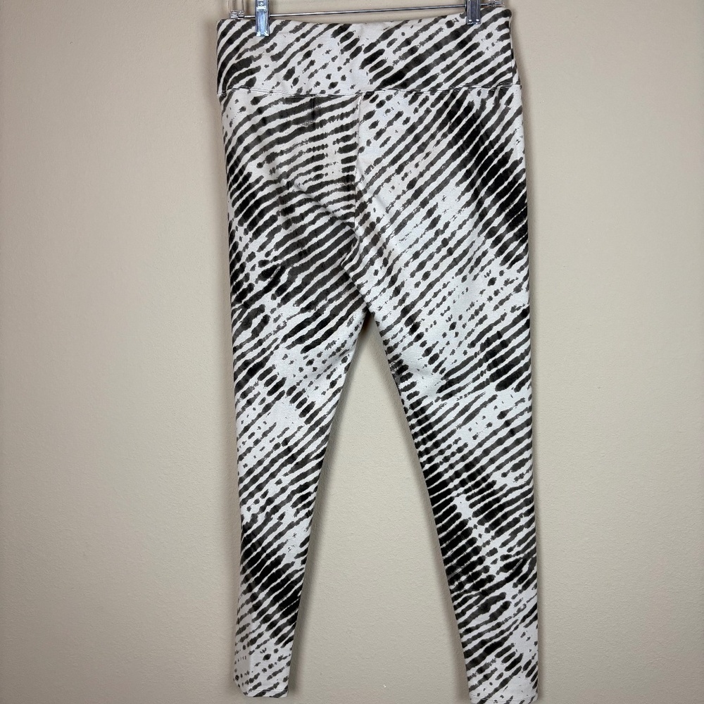 Soft Surroundings Cream/Black/Gray Patterned Skinny Active Pull On Leggings - Picture 4 of 7